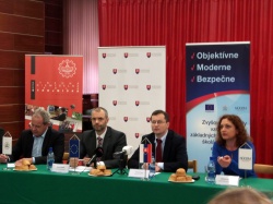 Obrázok ku správe: E-Test System Introduced to Journalists